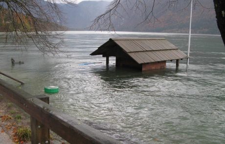 Zaradi močnega deževja predvsem v južni Sloveniji možno naraščanje in razlivanje rek