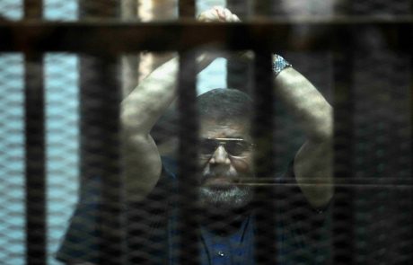 Nekdanjega egiptovskega predsednika Mursija pokopali v Kairu