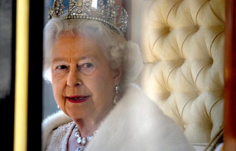 Britanska kraljica Elizabeta II: Krona bi mi lahko zlomila vrat