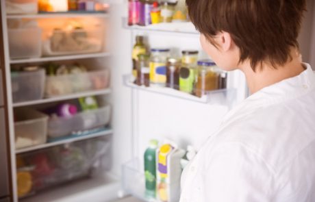 Če mleko hranite v vratih hladilnika, takoj prenehajte s tem!