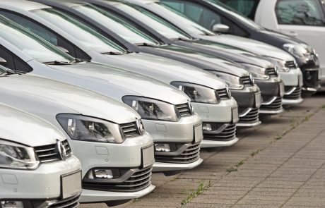 V devetih mesecih v Sloveniji prodanih štiri odstotke manj novih avtomobilov