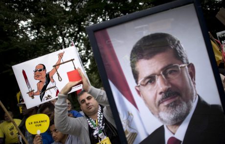 Odstavljeni egiptovski predsednik Mursi umrl na sodišču