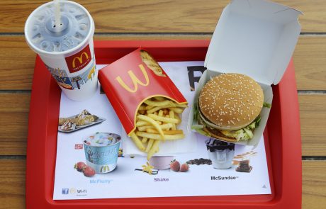 Osemletnik si je zaželel hamburger in se z očetovim vozilom sam odpeljal v McDonald’s