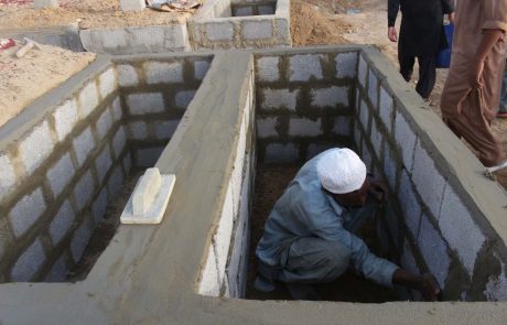 V Pakistanu kopljejo grobove ‘na zalogo’, saj zaradi vročinskega vala pričakujejo veliko smrti