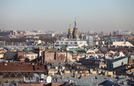 V stanovanjski četrti v Sankt Peterburgu odkrili eksplozivno napravo