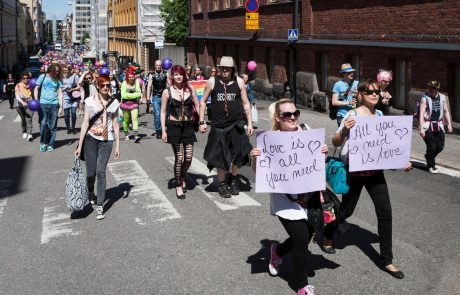 Finski parlament zavrnil peticijo konservativcev proti zakonu o istospolnih porokah