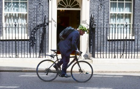 Britanska policija izdala še 50 glob zaradi zabav na Downing Streetu v času pandemije