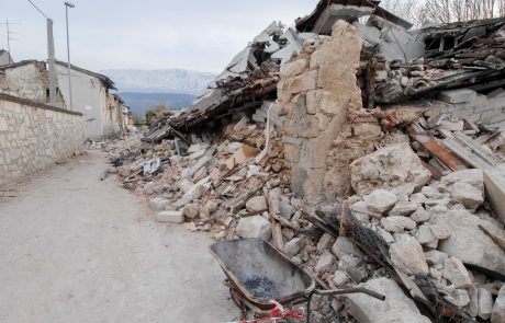 Število žrtev potresa narašča, škoda je gromozanska