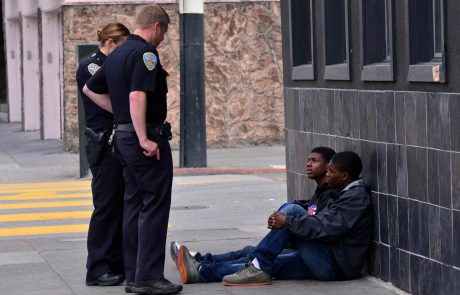Zgodba, ki navdušuje: Policisti temnopoltemu najstniku podarili kolo