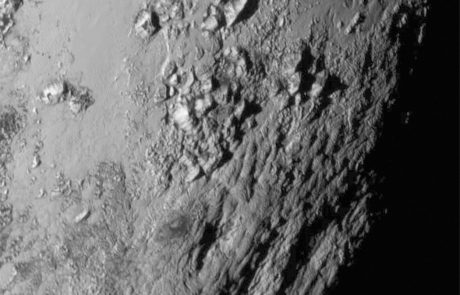 Pluton ima na površju ‘utripajoče srce’ iz ledu
