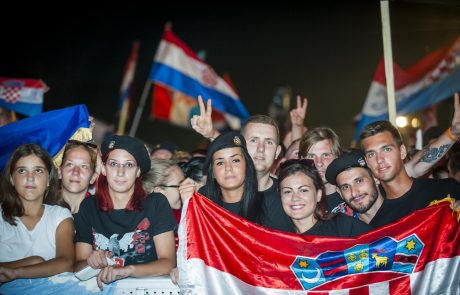 Polovica Hrvatov ne podpira prepovedi ustaškega pozdrava ‘za dom spremni’