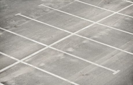 Nemec v tožbo zaradi parkirnih mest za ženske