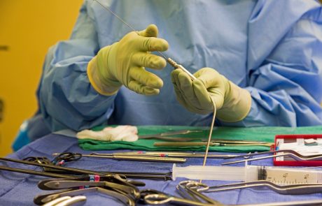 Kirurgu Dolencu ne bo treba plačati milijonske odškodnine izraelskemu bolniku