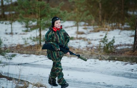 Poljska bi v osnovnih šolah uvedla vojaško usposabljanje in odprla vsaj 300 vojaških šol