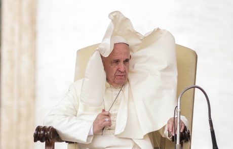 Papežu za podarili star skuter