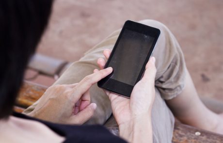 Sledi kože ali umazanija s telefona lahko razkrijeta življenjski slog lastnika