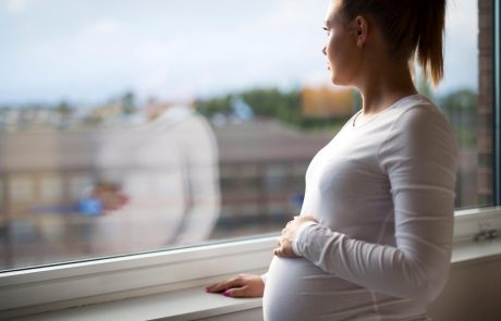 Vlada: Denarja za dopolnila za nosečnice in družine ni