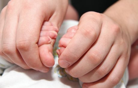 V ljubljanskem UKC rešili dve življenji: Kljub uspavani porodnici se je deklica rodila po naravni poti