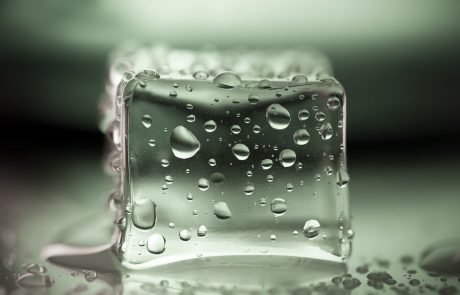 Kako izdelati kristalno prozorne kocke ledu za popoln koktejl