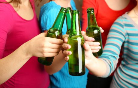 Alkohol naj bi bil odgovoren za kar četrtino primerov raka na dojkah