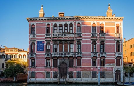 V italijanskem mestu blizu Benetk z vztrajnim testiranjem preprečili širjenje koronavirusa