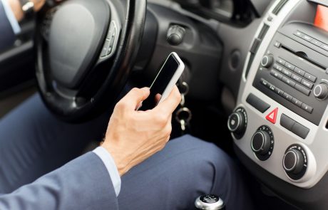 Poostren nadzor nad uporabo mobilnih telefonov v prometu