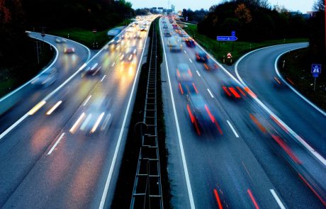 Na bavarski avtocesti umrla 28-letna ženska, ki je padla iz vozila