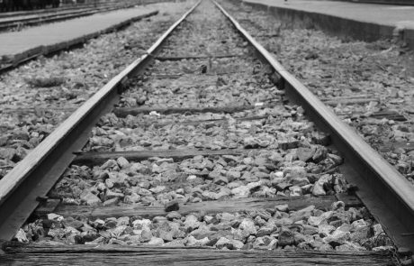 Vlak pri Krškem zjutraj do smrti povozil eno osebo