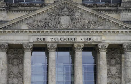 Nemški parlament prižgal zeleno luč 1100 milijard evrov vrednemu paketu finančne pomoči