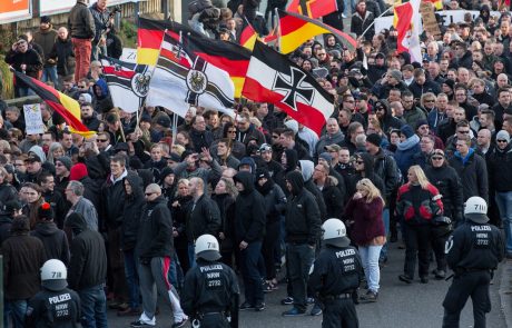 Zaradi protestov desničarjev v Kölnu policija varuje mladoporočence