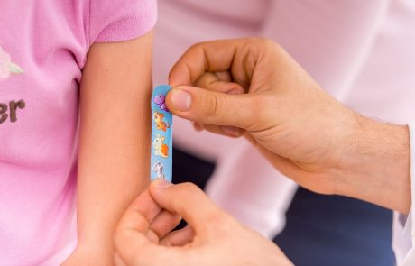 Cepljenje deluje in rešuje življenja v vseh starostnih obdobjih