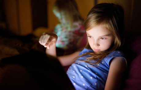 Razlog za skrb: Otroci, ki uporabljajo naprave na dotik, spijo manj