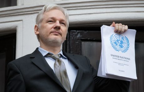Assangeu v ZDA grozi do pet let zapora