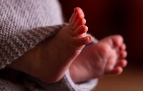 Trije okuženi novorojeni trojčki kažejo na možnost prenosa koronavirusa prek placente v maternici