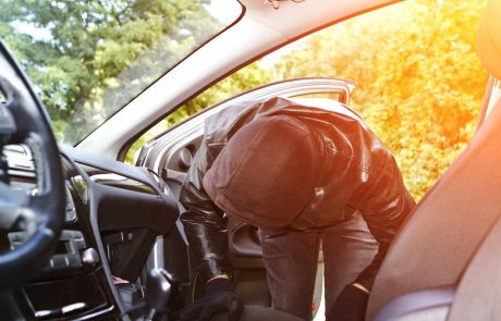 Moški iz avtomobila ukradel gotovino, medtem ko je voznik šel po parkirni listek