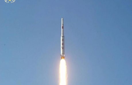 Provokacija, uperjena proti Trumpu: Severna Koreja izstrelila raketo srednjega dosega