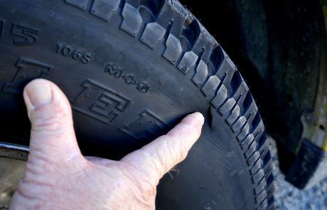 Celjanka ponoči prerezala pnevmatike na najmanj 93 vozilih