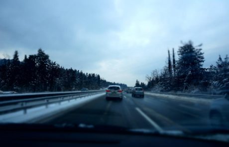Sneženje po državi že slabša razmere na cestah