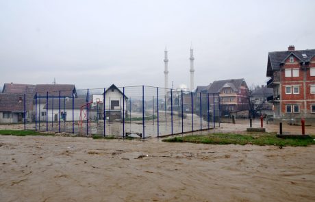 V Beogradu apokaliptične razmere, narasla voda med drugim odnašala avtomobile