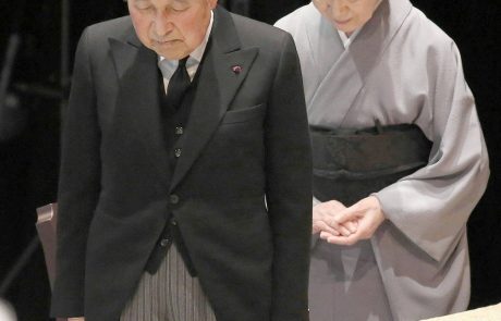 85-letni cesar Akihito se bo danes na tradicionalnem obredu v cesarski palači v Tokiu po 30-letnem vladanju odrekel prestolu krizantem