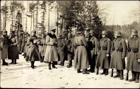 Desetina Slovencev danes na strani domobrancev, pravi anketa Dela