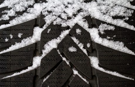 Začenja se obdobje obvezne zimske opreme na vozilih, ki bo trajalo do 15. marca