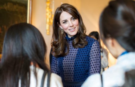 Kate Middleton presenetila z drzno izbiro obleke