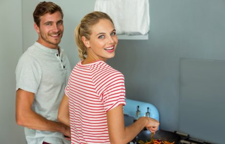 Raziskava: Kaj si v resnici želimo od svojega partnerja …tako v postelji kot v kuhinji?