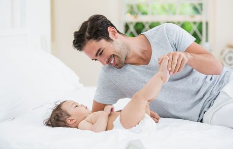Kolumna strokovnjakinje: Prav je, da očetje vzgajajo drugače