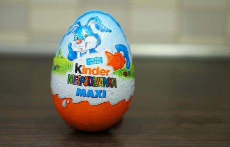 Na obalo naplavilo več tisoč jajčkov Kinder