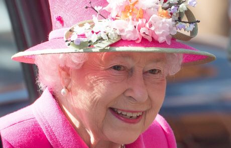 Kaj je kraljici narisalo nasmešek na obrazu?