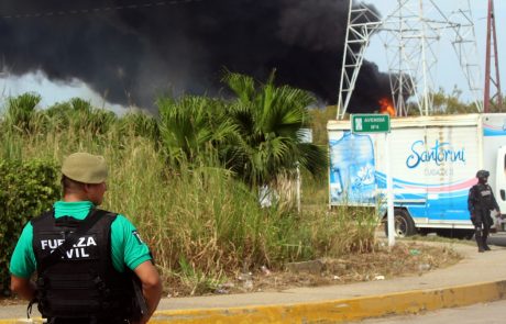 Število žrtev eksplozije v mehiški naftni rafineriji narašča