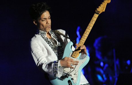 Številka, ob kateri se vam zvrti v glavi: Prodali Princeovo zelenomodro kitaro