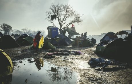 Združeni narodi ostro obsodili napad na begunsko taborišče na severu Sirije
